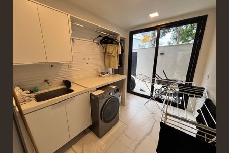 Casa de condomínio à venda com 433m², 4 quartos e 2 vagas Casa de condomínio à venda com 433m², 4 quartos e 2 vagasÁrea de Serviço