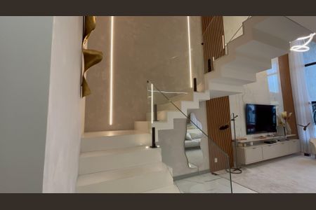 Casa de condomínio à venda com 433m², 4 quartos e 2 vagas Casa de condomínio à venda com 433m², 4 quartos e 2 vagasEscada