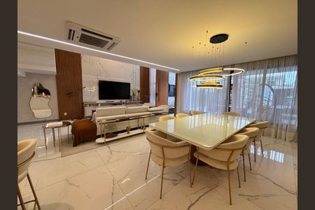 Casa de condomínio à venda com 433m², 4 quartos e 2 vagas Casa de condomínio à venda com 433m², 4 quartos e 2 vagasSala