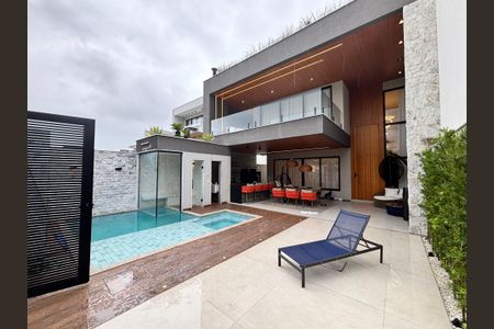 Casa de condomínio à venda com 433m², 4 quartos e 2 vagas Casa de condomínio à venda com 433m², 4 quartos e 2 vagasFachada