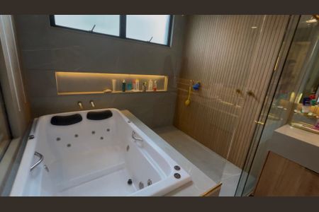 Casa de condomínio à venda com 433m², 4 quartos e 2 vagas Casa de condomínio à venda com 433m², 4 quartos e 2 vagasBanheiro do Quarto 1