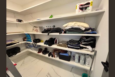 Casa de condomínio à venda com 433m², 4 quartos e 2 vagas Casa de condomínio à venda com 433m², 4 quartos e 2 vagasDespensa