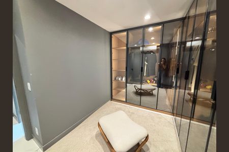 Casa de condomínio à venda com 433m², 4 quartos e 2 vagas Casa de condomínio à venda com 433m², 4 quartos e 2 vagasCloset do quarto 3