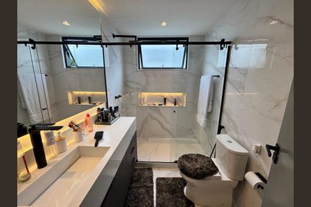 Casa de condomínio à venda com 433m², 4 quartos e 2 vagas Casa de condomínio à venda com 433m², 4 quartos e 2 vagasBanheiro do Quarto 3