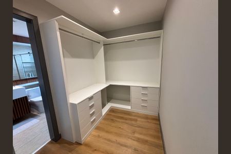 Casa de condomínio à venda com 433m², 4 quartos e 2 vagas Casa de condomínio à venda com 433m², 4 quartos e 2 vagasCloset do quarto 4