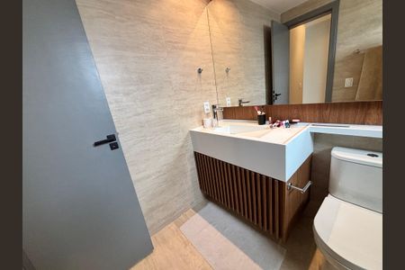 Casa de condomínio à venda com 433m², 4 quartos e 2 vagas Casa de condomínio à venda com 433m², 4 quartos e 2 vagasBanheiro do quarto 4