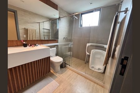 Casa de condomínio à venda com 433m², 4 quartos e 2 vagas Casa de condomínio à venda com 433m², 4 quartos e 2 vagasBanheiro do quarto 4