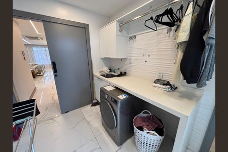 Casa de condomínio à venda com 433m², 4 quartos e 2 vagas Casa de condomínio à venda com 433m², 4 quartos e 2 vagasÁrea de Serviço