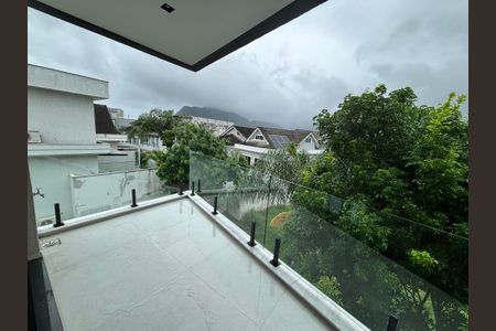 Casa de condomínio à venda com 433m², 4 quartos e 2 vagas Casa de condomínio à venda com 433m², 4 quartos e 2 vagasVaranda