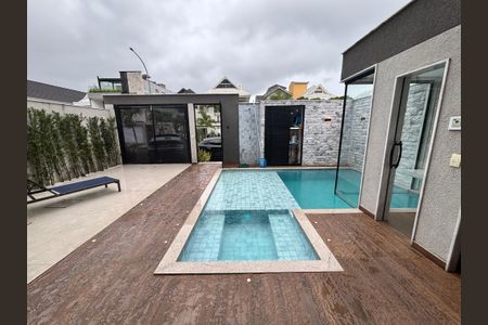 Casa de condomínio à venda com 433m², 4 quartos e 2 vagas Casa de condomínio à venda com 433m², 4 quartos e 2 vagasÁrea externa