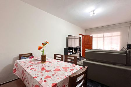 Casa à venda com 138m², 2 quartos e 2 vagas Casa à venda com 138m², 2 quartos e 2 vagasSala