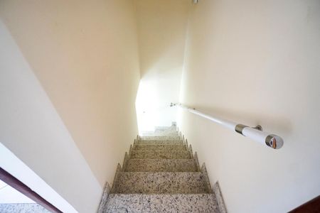 Casa de condomínio para alugar com 126m², 3 quartos e 2 vagas Casa de condomínio para alugar com 126m², 3 quartos e 2 vagasEscada