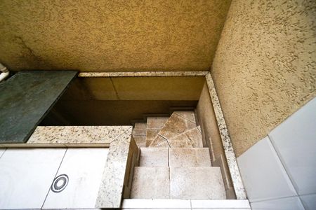 Casa de condomínio para alugar com 126m², 3 quartos e 2 vagas Casa de condomínio para alugar com 126m², 3 quartos e 2 vagasEscada da garagem