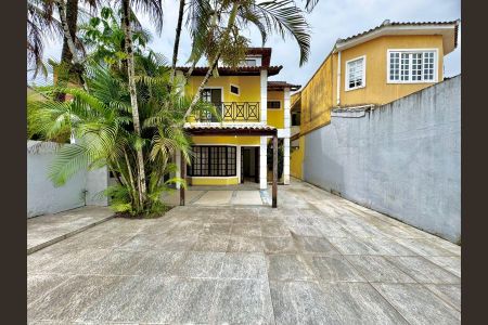 Casa de condomínio à venda com 120m², 4 quartos e 2 vagas Casa de condomínio à venda com 120m², 4 quartos e 2 vagasÁrea externa