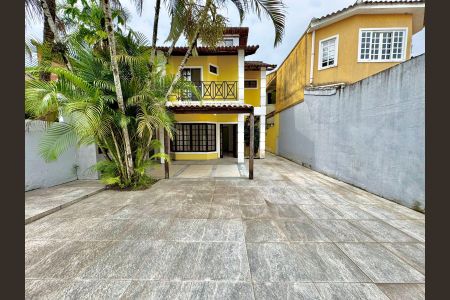 Casa de condomínio à venda com 120m², 4 quartos e 2 vagas Casa de condomínio à venda com 120m², 4 quartos e 2 vagasÁrea externa