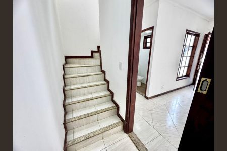 Casa de condomínio à venda com 120m², 4 quartos e 2 vagas Casa de condomínio à venda com 120m², 4 quartos e 2 vagasEscada