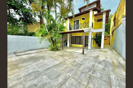 Casa de condomínio à venda com 120m², 4 quartos e 2 vagas Casa de condomínio à venda com 120m², 4 quartos e 2 vagasÁrea externa