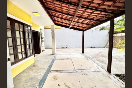 Casa de condomínio à venda com 120m², 4 quartos e 2 vagas Casa de condomínio à venda com 120m², 4 quartos e 2 vagasÁrea externa