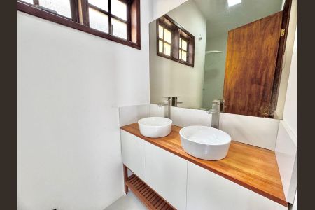 Casa de condomínio à venda com 120m², 4 quartos e 2 vagas Casa de condomínio à venda com 120m², 4 quartos e 2 vagasBanheiro