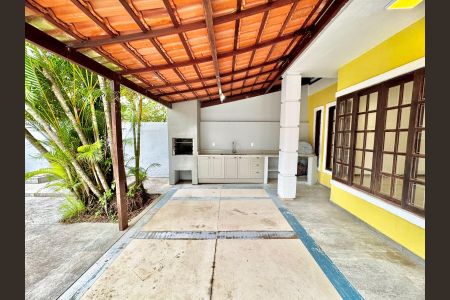 Casa de condomínio à venda com 120m², 4 quartos e 2 vagas Casa de condomínio à venda com 120m², 4 quartos e 2 vagasÁrea externa