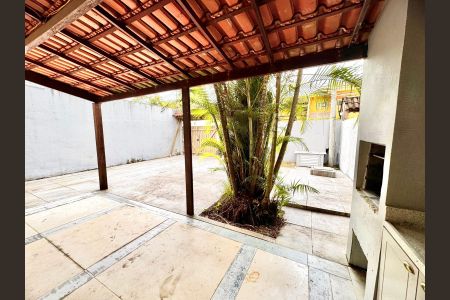Casa de condomínio à venda com 120m², 4 quartos e 2 vagas Casa de condomínio à venda com 120m², 4 quartos e 2 vagasÁrea externa