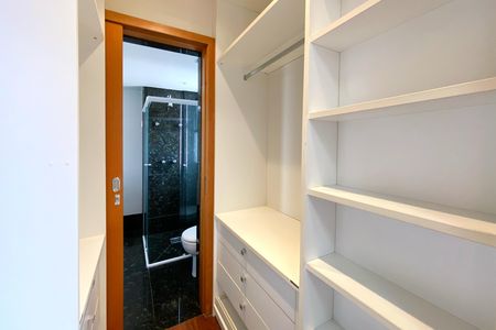 Apartamento para alugar com 117m², 2 quartos e 2 vagas Apartamento para alugar com 117m², 2 quartos e 2 vagasCloset da suíte 2
