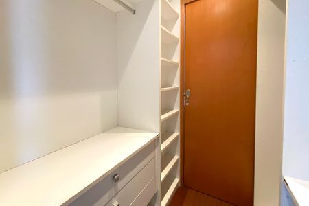 Apartamento para alugar com 117m², 2 quartos e 2 vagas Apartamento para alugar com 117m², 2 quartos e 2 vagasCloset da suíte 2