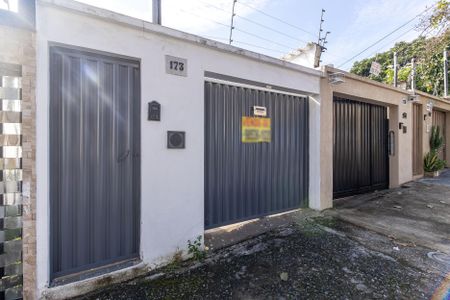 Casa à venda com 153m², 2 quartos e 2 vagas Casa à venda com 153m², 2 quartos e 2 vagasFachada