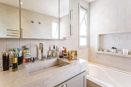 Apartamento à venda com 193m², 2 quartos e 3 vagasBanheiro da Suíte