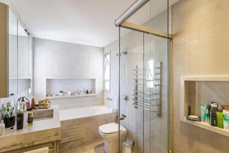 Apartamento à venda com 193m², 2 quartos e 3 vagasBanheiro da Suíte