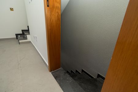Casa à venda com 114m², 2 quartos e 4 vagasEscada garagem