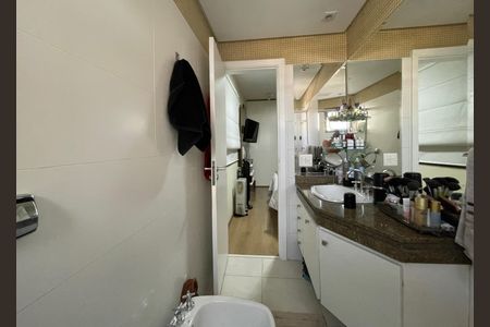 Apartamento à venda com 147m², 3 quartos e 3 vagasBanheiro suite 1