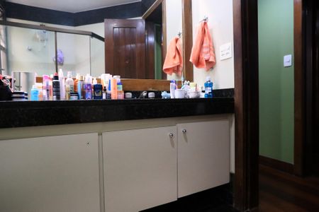 Apartamento à venda com 200m², 4 quartos e 3 vagasBanheiro da Suíte 1