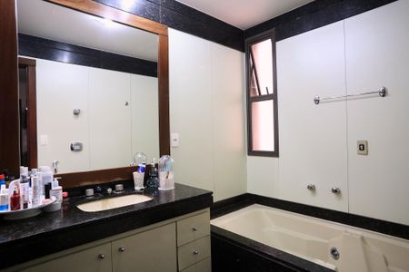 Apartamento à venda com 200m², 4 quartos e 3 vagasBanheiro da Suíte