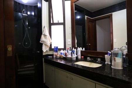 Apartamento à venda com 200m², 4 quartos e 3 vagasBanheiro da Suíte