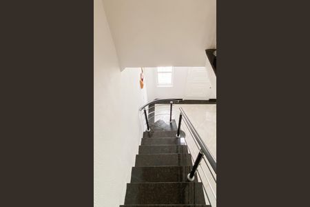 Casa à venda com 148m², 3 quartos e 2 vagas Casa à venda com 148m², 3 quartos e 2 vagasEscada