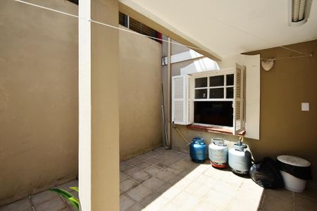 Casa à venda com 125m², 3 quartos e 1 vagalavanderia