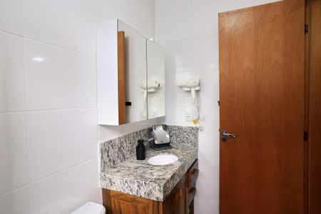 Banheiro de kitnet/studio para alugar com 1 quarto, 37m² em Centro, Belo Horizonte