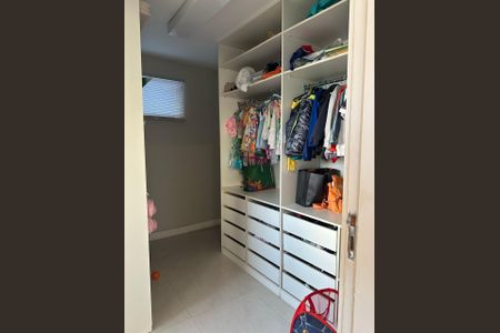 Casa de condomínio à venda com 273m², 4 quartos e 3 vagasCloset