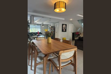 Casa de condomínio à venda com 273m², 4 quartos e 3 vagasSala de jantar