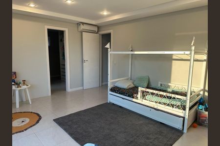 Casa de condomínio à venda com 273m², 4 quartos e 3 vagasQuarto