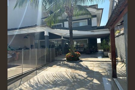 Casa de condomínio à venda com 273m², 4 quartos e 3 vagasÁrea externa