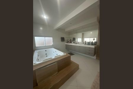 Casa de condomínio à venda com 273m², 4 quartos e 3 vagasBanheiro