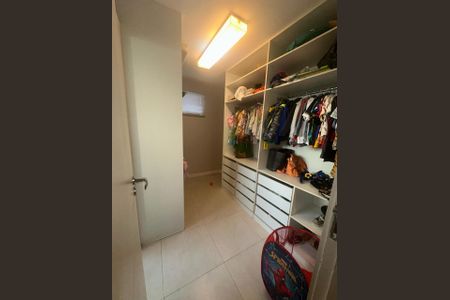 Casa de condomínio à venda com 273m², 4 quartos e 3 vagasCloset