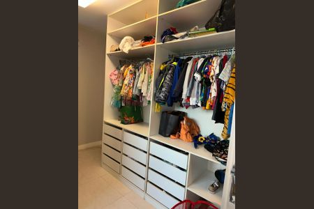 Casa de condomínio à venda com 273m², 4 quartos e 3 vagasCloset