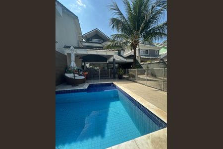 Casa de condomínio à venda com 273m², 4 quartos e 3 vagasÁrea externa