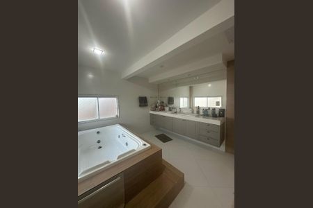 Casa de condomínio à venda com 273m², 4 quartos e 3 vagasBanheiro