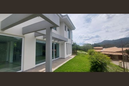 Casa de condomínio à venda com 323m², 4 quartos e 6 vagas Casa de condomínio à venda com 323m², 4 quartos e 6 vagasÁrea externa