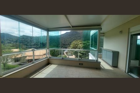 Casa de condomínio à venda com 323m², 4 quartos e 6 vagas Casa de condomínio à venda com 323m², 4 quartos e 6 vagasVaranda