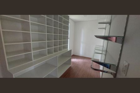 Casa de condomínio à venda com 323m², 4 quartos e 6 vagas Casa de condomínio à venda com 323m², 4 quartos e 6 vagasQuarto